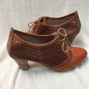 *RePosh* Pikolinos Perforated Leather Oxford Pumps